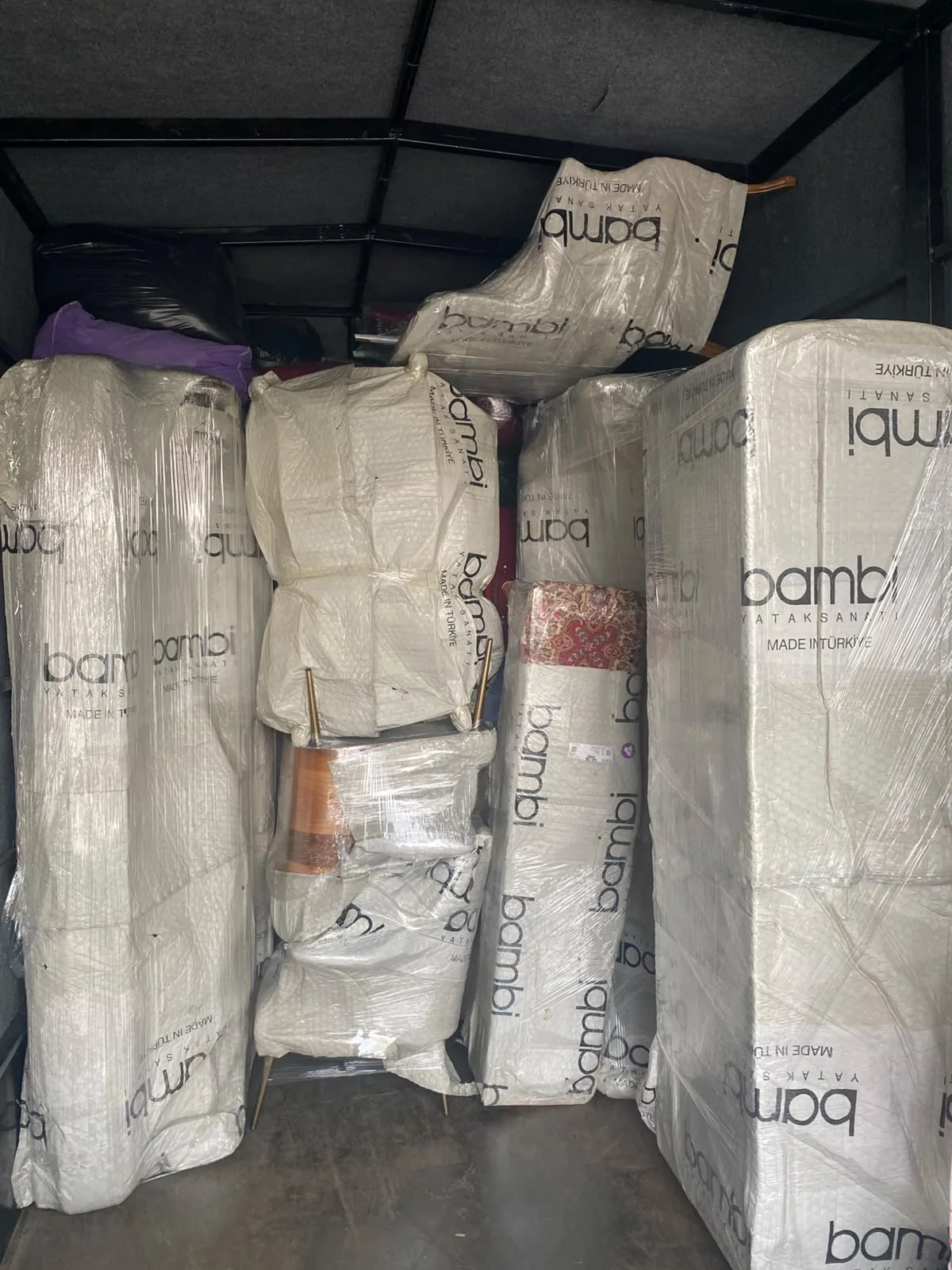 Eşya Depolama ve Güvenli Bekletme Paketlenmiş ev eşyalarının kamyon içinde güvenli şekilde yerleştirilmesi