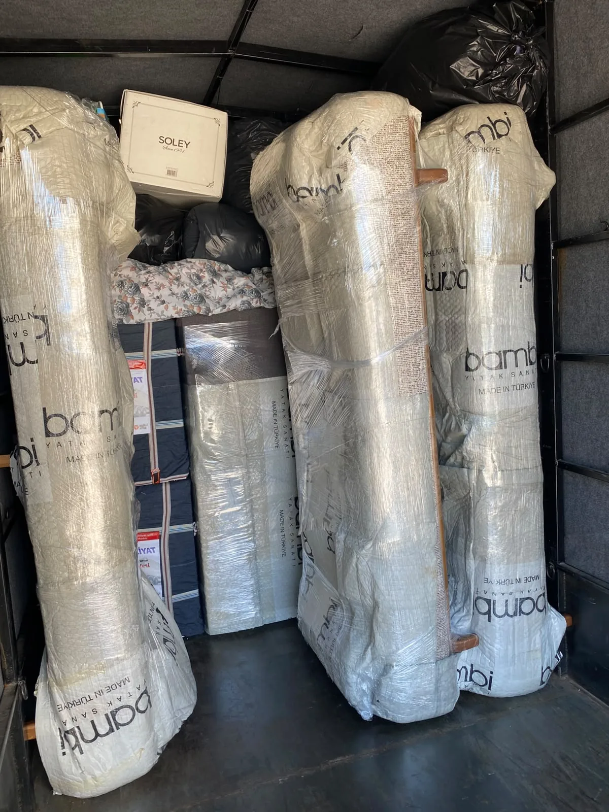 Nazilli Evden Eve Nakliyat Nazilli evden eve nakliyat için kamyon içine düzenli yerleştirilen paketli eşyalar